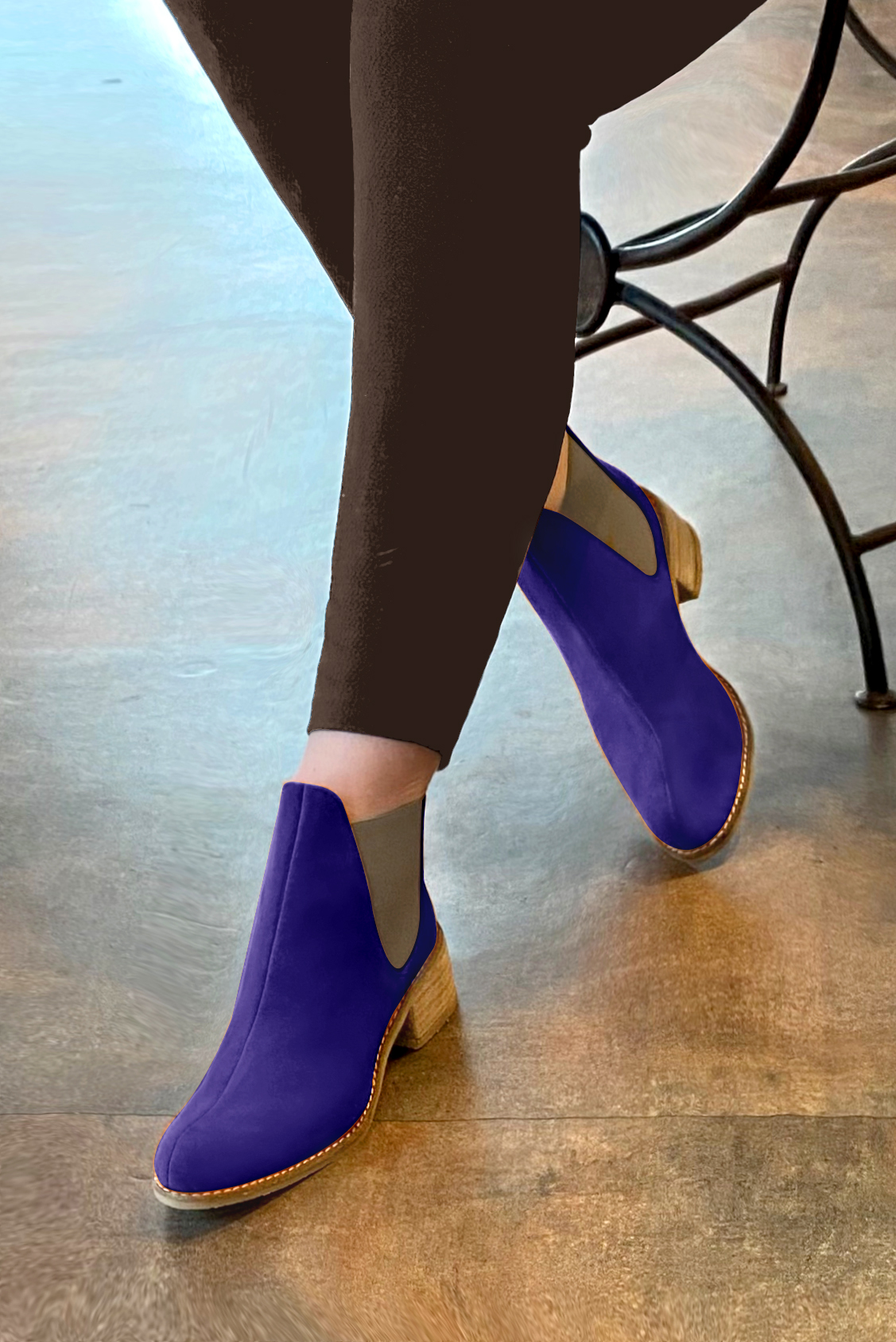 Violet purple and bronze beige women's ankle boots, with elastics. Round toe. Low leather soles. Worn view - Florence KOOIJMAN